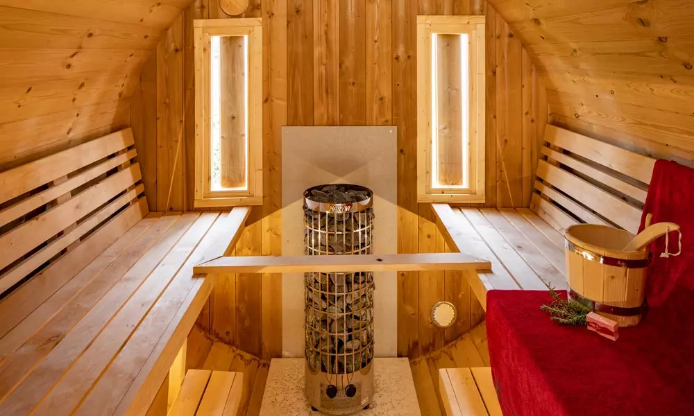 Geräumige Sauna mit Ruheraum